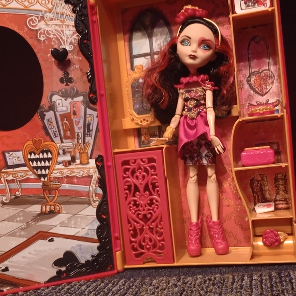 Ever After High Lizzie Hearts Spring Unsprung Book Playset & Doll - Picture 11 of 11